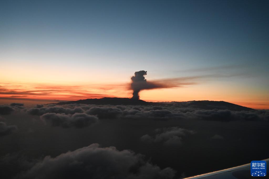 西班牙拉帕尔马岛火山喷发5000多人被疏散